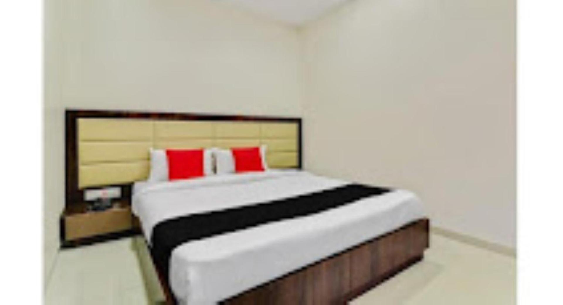Hotel Pritam Palace , Dhule Esterno foto